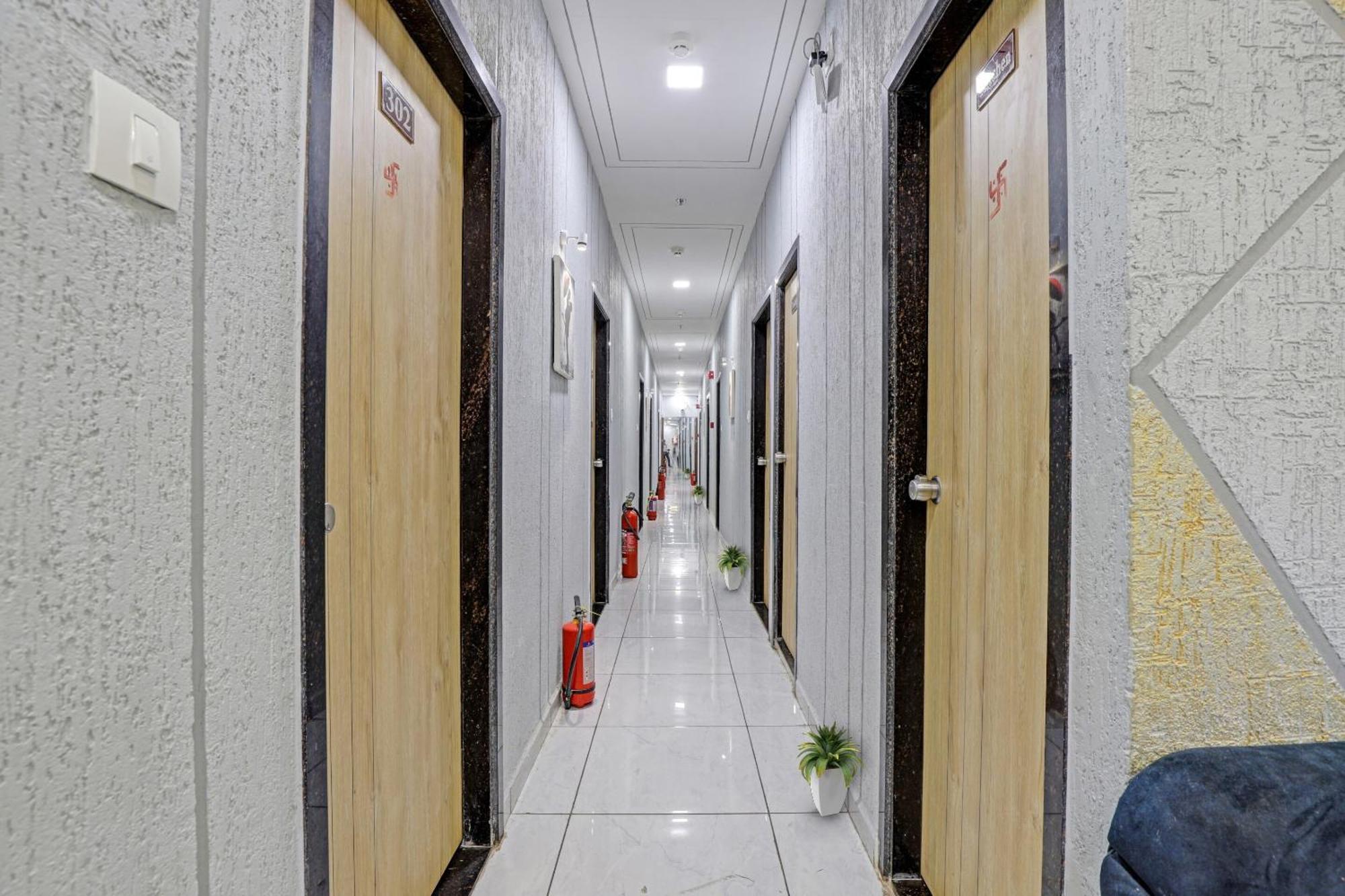 Hotel O Royal Orbit Сурат Экстерьер фото